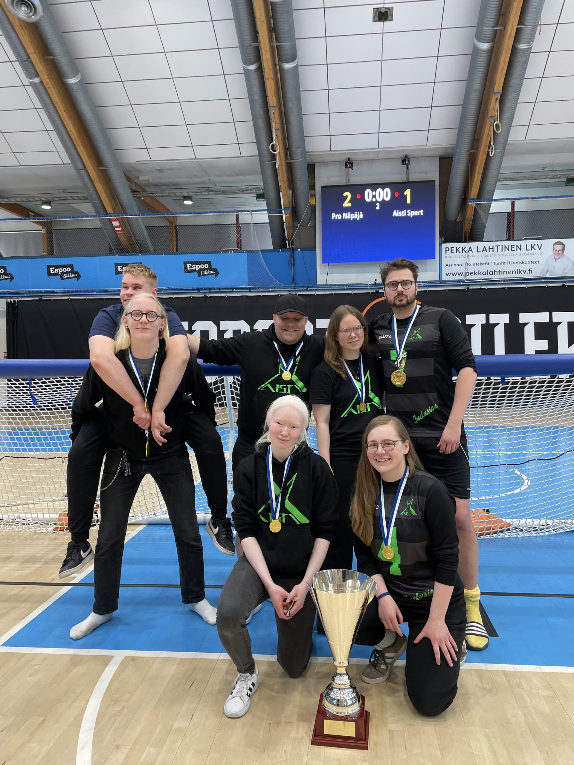 Aisti Inclusionin joukkuekuva mestaruuspokaalin kanssa. Kuva: Krister L