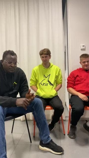 Kuvakaappaus Aisti Unitedin esittelytilaisuudesta. Kuvassa kolme nuorta miestä istuu vierekkäin valkoista taustaa vasten.