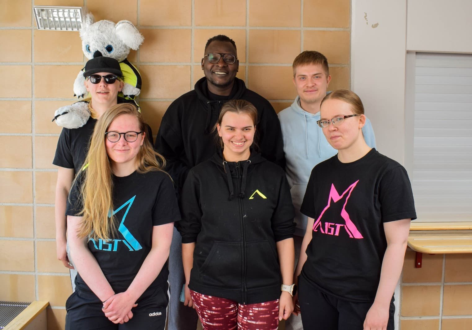 Hymyilevä joukkuekuva Aisti Inclusionista. Vasemmalta oikealle kuvassa Eemi Utriainen, Henriikka Toivola, Bruno Okello, Anniina Latikka, Aleksi Aittola sekä Miina Grönroos
