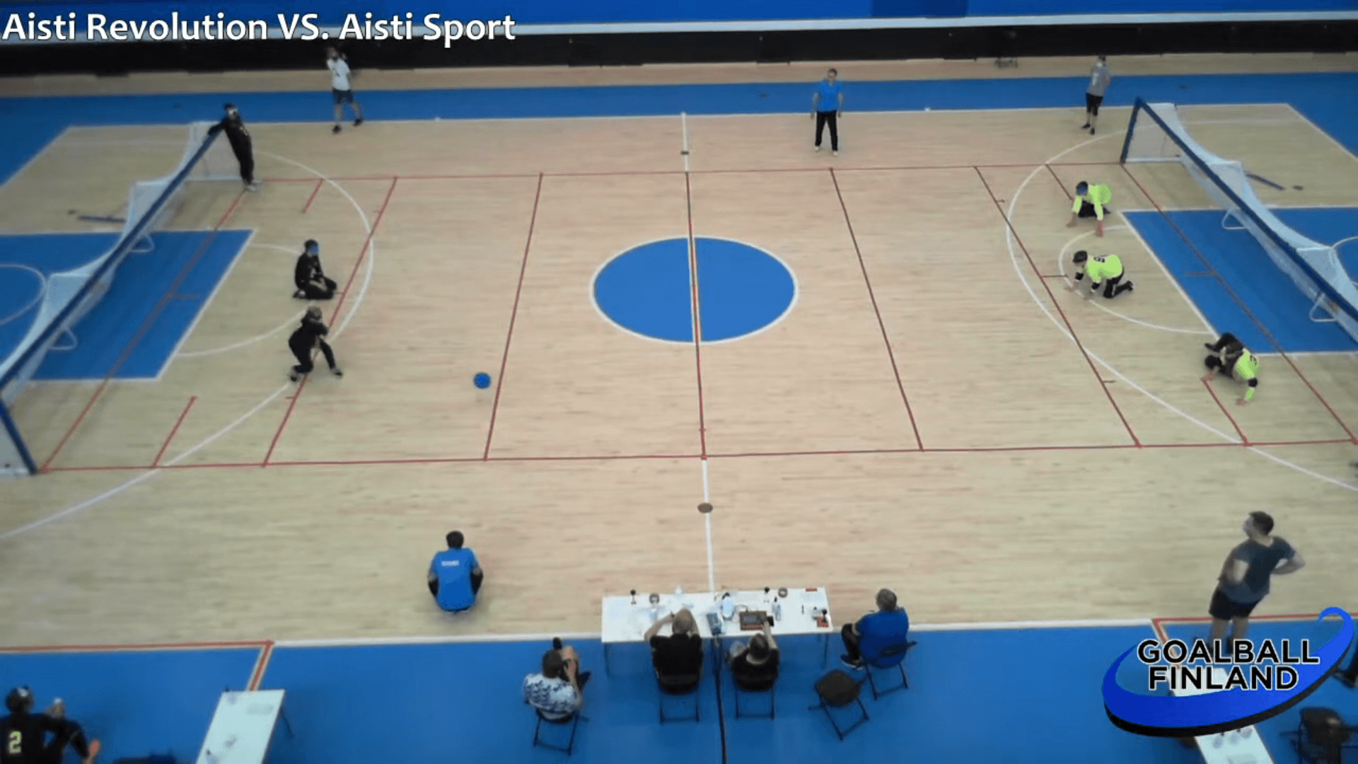 Livestreamista pelitilannekuva Aisti Sportin ja Aisti Revolutionin kohtaamisesta kauden 20-21 finaaliturnauksesta. Revolutionin laitapelaaja on juuri heittänyt pallon ja Sportin joukkue valmistautuu torjumaan.