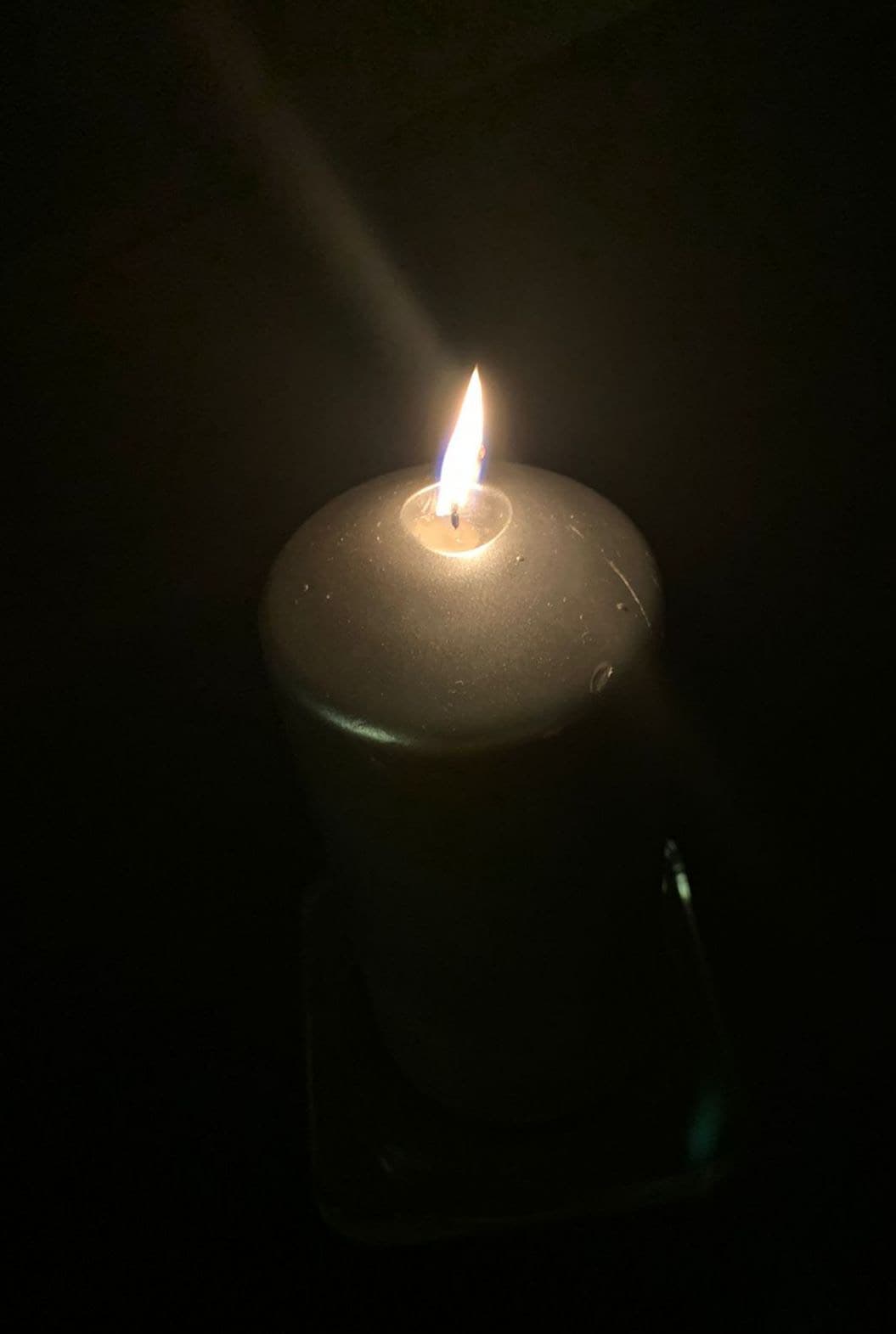 Palava hopeinen kynttilä pimeässä