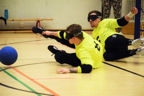 Tilannekuva, jossa Honkanen ja Tihumäki heittäytyvät puolustukseen pallon tullessa kohti Honkasen jalkoja.
