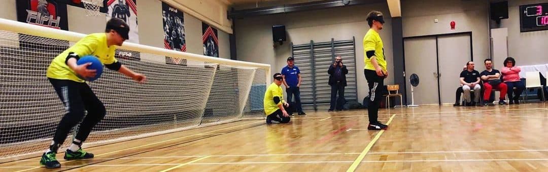 Kuvituskuva: Aisti Sportin flumino-keltapaitaiset pelaajat pelikentällä hyökkäystilanteessa.