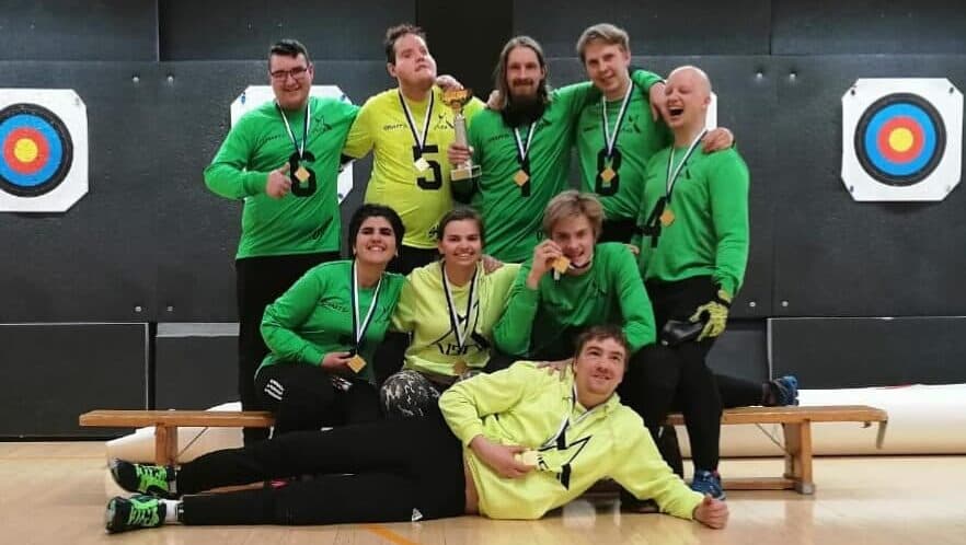 Aisti Openin 1-divisioonan mestaruuskuva 2018-2019 kultamitallit kaulassa