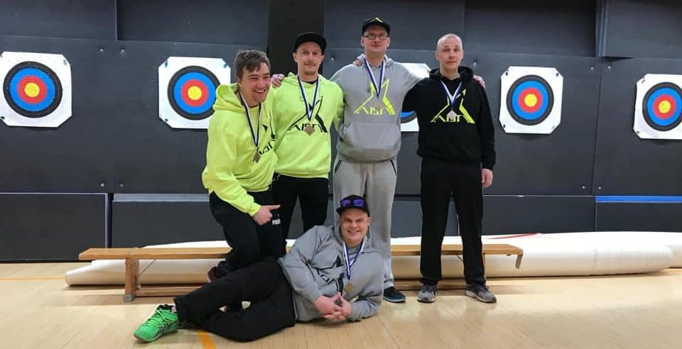 Aisti Sportin SM-joukkue 2018-2019 pronssimitalit kaulassa