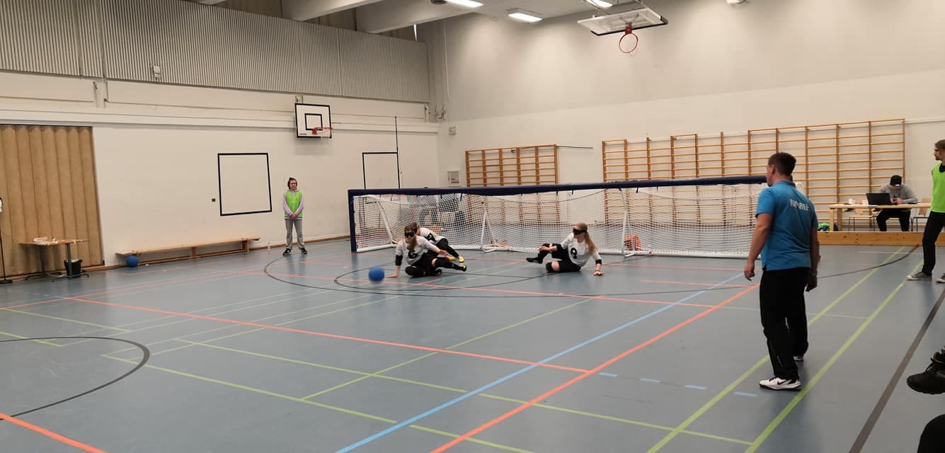 Pelitilannekuva, jossa O.P. Flying Ducks -joukkueen naispelaajat heittäytyvät puolustusasentoon