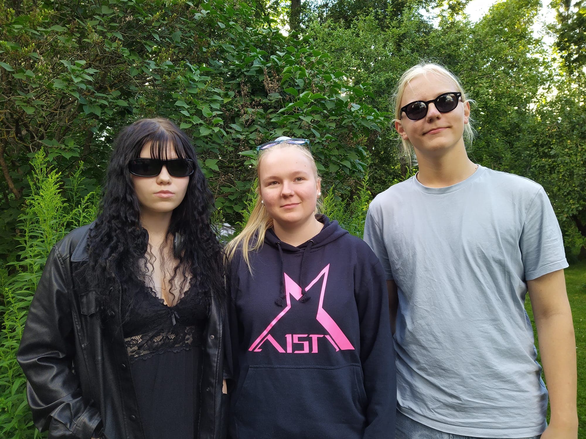 Aino, Jasmin ja Eemi yhteiskuvassa rivissä seisoen