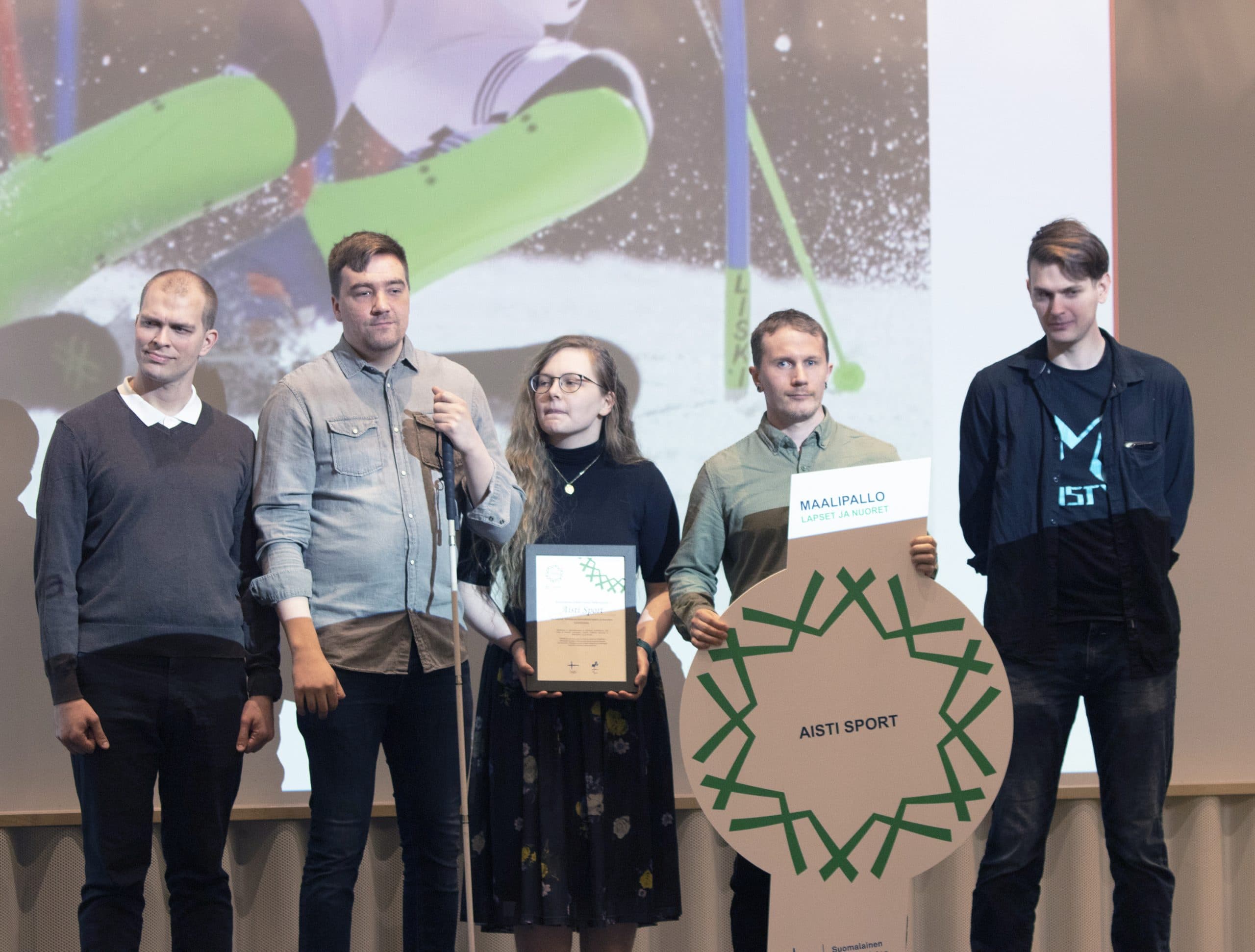 Antti, Markus, Henriikka diplomin kanssa, Miika suuren pahvisen Tähtiseura-merkin kanssa ja Krister vastaanottamassa palkintotilaisuudessa tähtitunnuspalkintoa toukokuussa 2023.