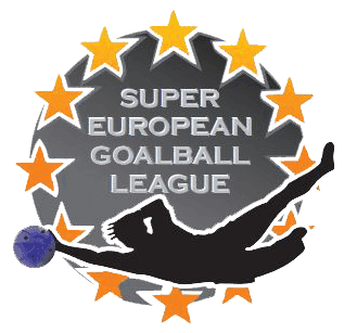 Super European Goalball League logo. Logossa taustalla harmaa ympyrä jota kehystää 12 kelta-oranssia tähteä. Keskellä lukee teksti super european goalball league. Logon alaosassa on musta ihmishahmo torjunta-asennossa yläkäsi pään kohdalla ja toinen käsi kurottaa siniseen maalipalloon.