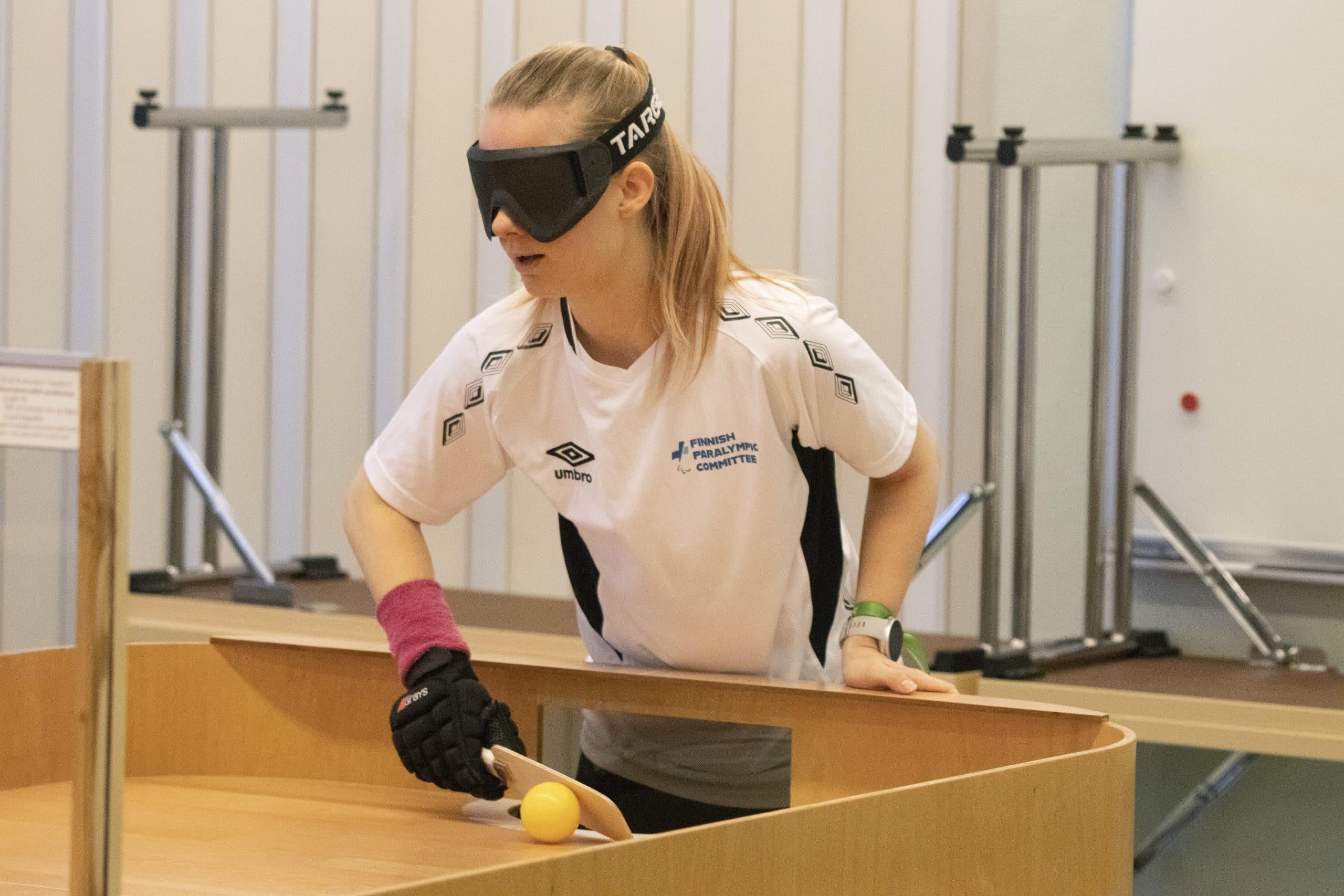 Hanna Vilmi sokkopingispelissä valmiina vetämään rystylyöntiä. Hänellä on vaalea pelipaita päällä.