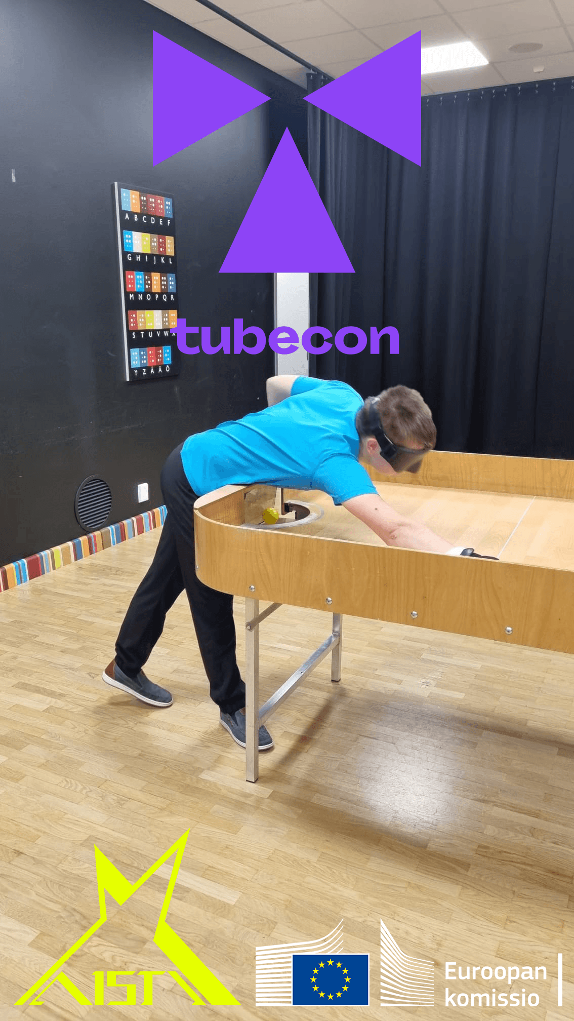 Vauhdikas sokkopingiskuva, jossa nuori mies lähes heittäytyneenä pelipöydän päälle. Yläreunassa tubeconin logo, vasemmalla alhaalla aisti sportin ja oikealla alhaalla euroopan komission logo.