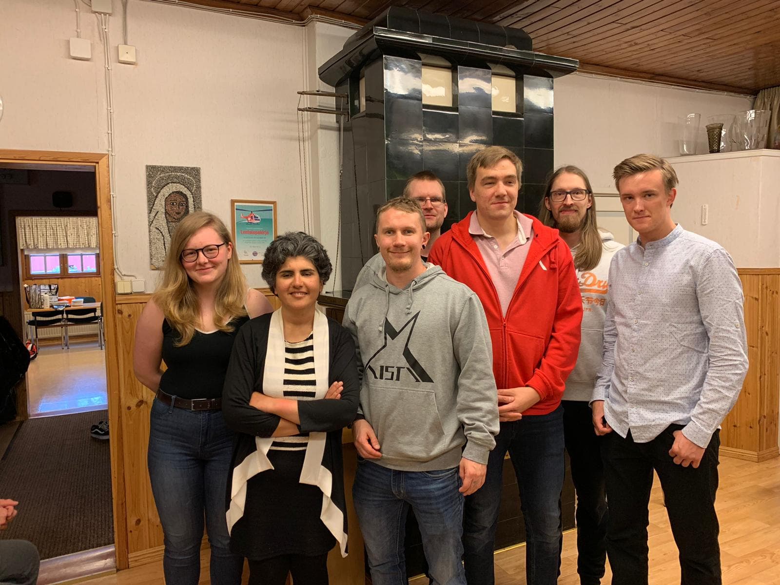 Iloinen hymyilevä kuva, jossa Aistin uusi hallitus poseeraa seisten kameralle kuvatekstissä mainitussa järjestyksessä.