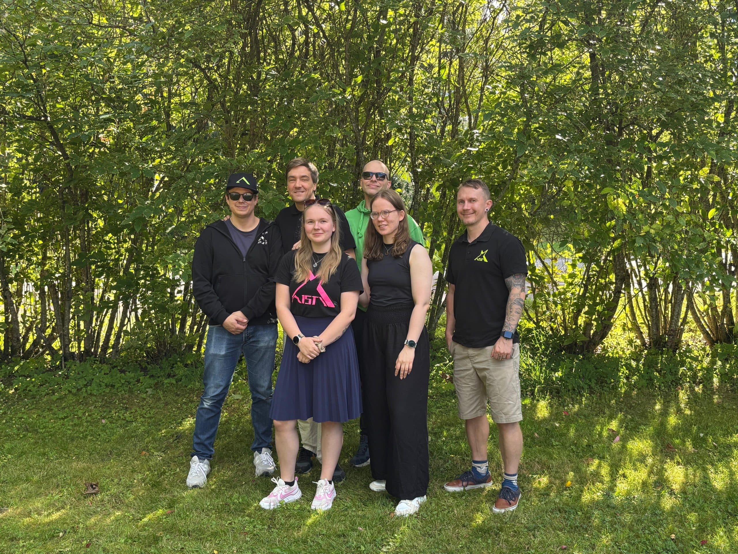 Kuvassa Aistin vasta valittu hallitus poseeraamassa lehtisen puuaidan edessä. Kuvassa vasemmalta oikealle Arttu Cowell, Markus Tihumäki, Jasmin Mikkola, Antti Latikka, Miina Grönroos, Miika Honkanen.