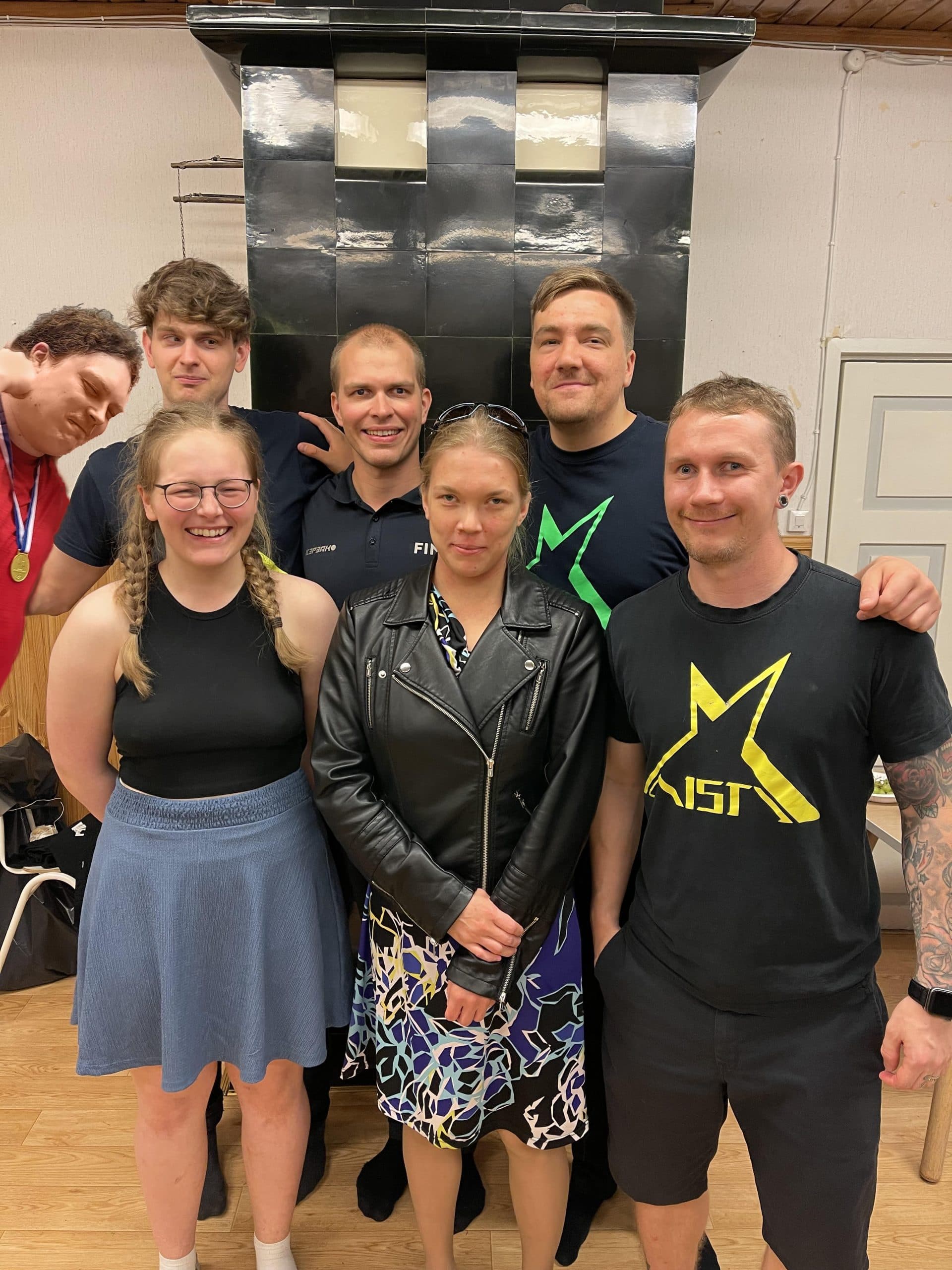 Hymyilevä kuva Aisti Sport Ry:n uudesta hallituksesta vasemmalta oikealle ylärivissä Jouni Viitamäki photoshopattu vieressä olevan Krister Linnaksen kainaloon, Antti Latikka ja Markus Tihumäki. Alarivissä leveästi hymyilevät Henriikka Toivola, Raisa Kuusela ja Miika Honkanen.
