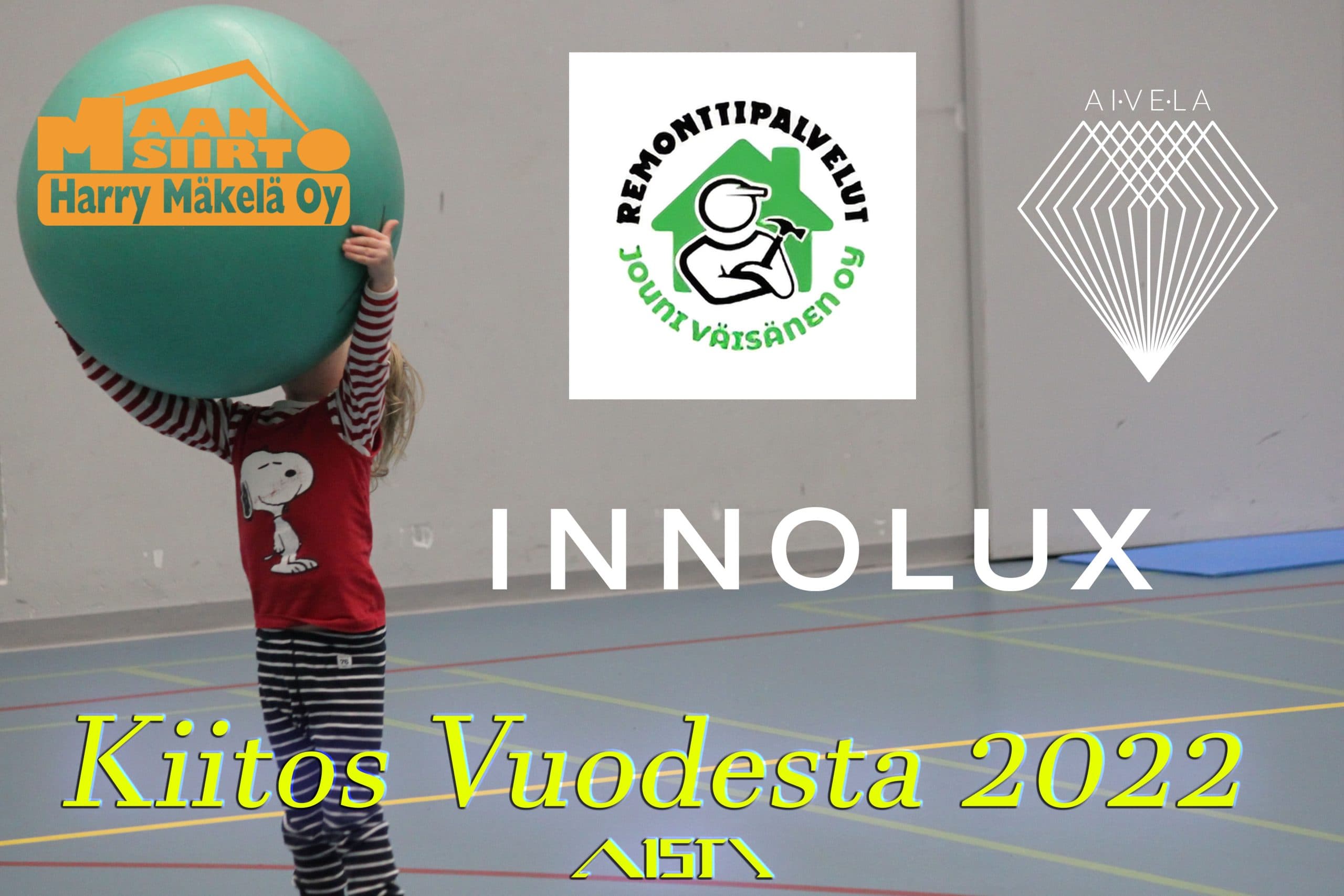 Nuori poika punaisessa paidassa, jossa on ressu koiran kuva, pitelee vaalean vihreetä isoa jumppapalloa päänsä yläpuolella. Kuvaan on lisätty Aistin sponsorien logot; Maansiirto Harry Mäkelä Oy, Remonttipalvelut Jouni Väisänen Oy, Aivela, Innolux ja fluminon värinen teksti: Kiitos Vuodesta 2022 - Aistin tekstilogo