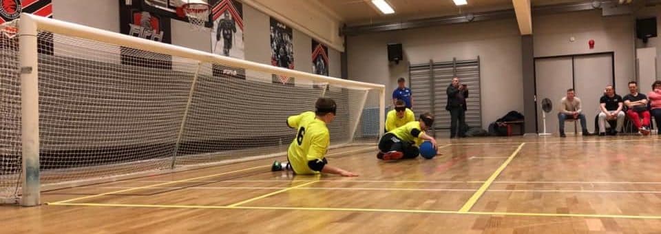 Puolustustilannekuva, jossa Aisti Sportin SEGL-joukkue on juuri torjunut pallon eteen. Taustalla näkyy katsojia.